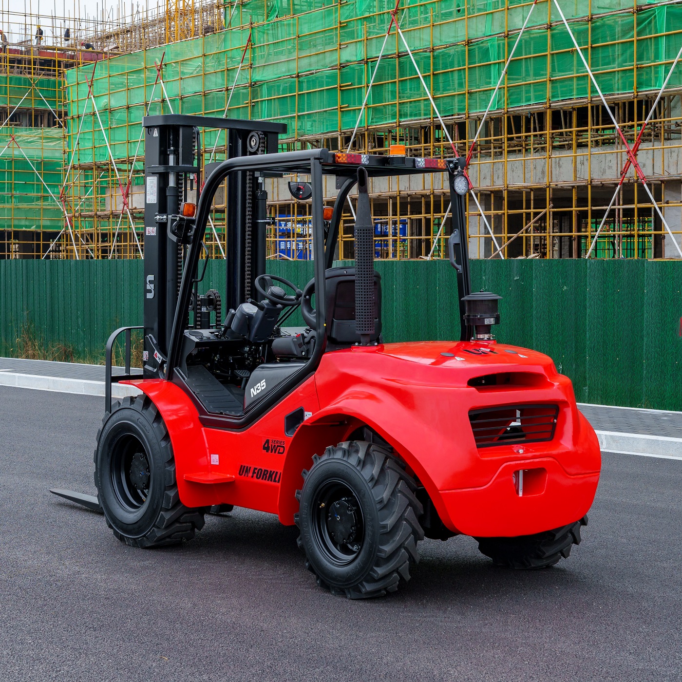 Xe nâng địa hình UN 2,5-3,5 tấn ( 2 cầu )
